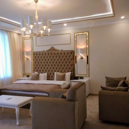 Hotel Ambassador Almaty Esterno foto