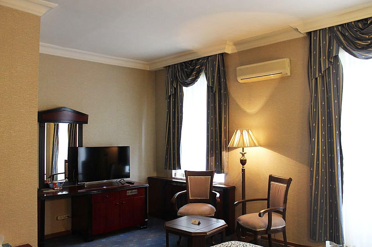 Hotel Ambassador Almaty Esterno foto