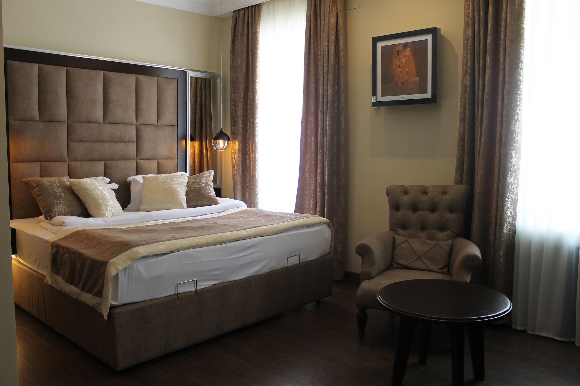 Hotel Ambassador Almaty Esterno foto