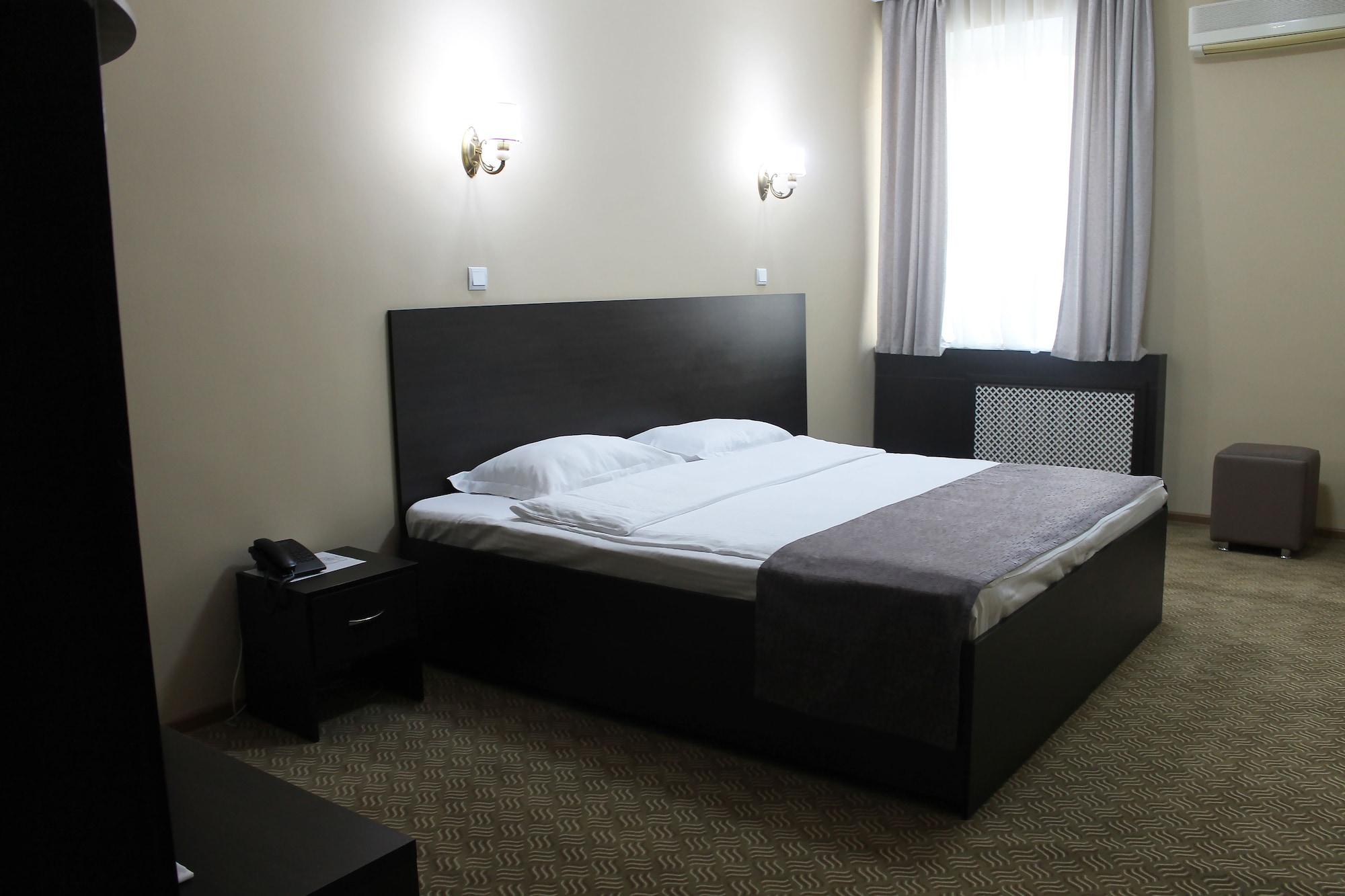 Hotel Ambassador Almaty Esterno foto