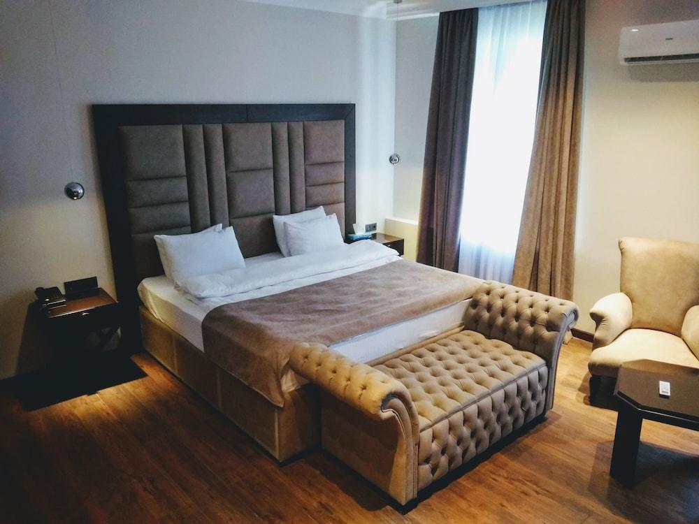 Hotel Ambassador Almaty Esterno foto