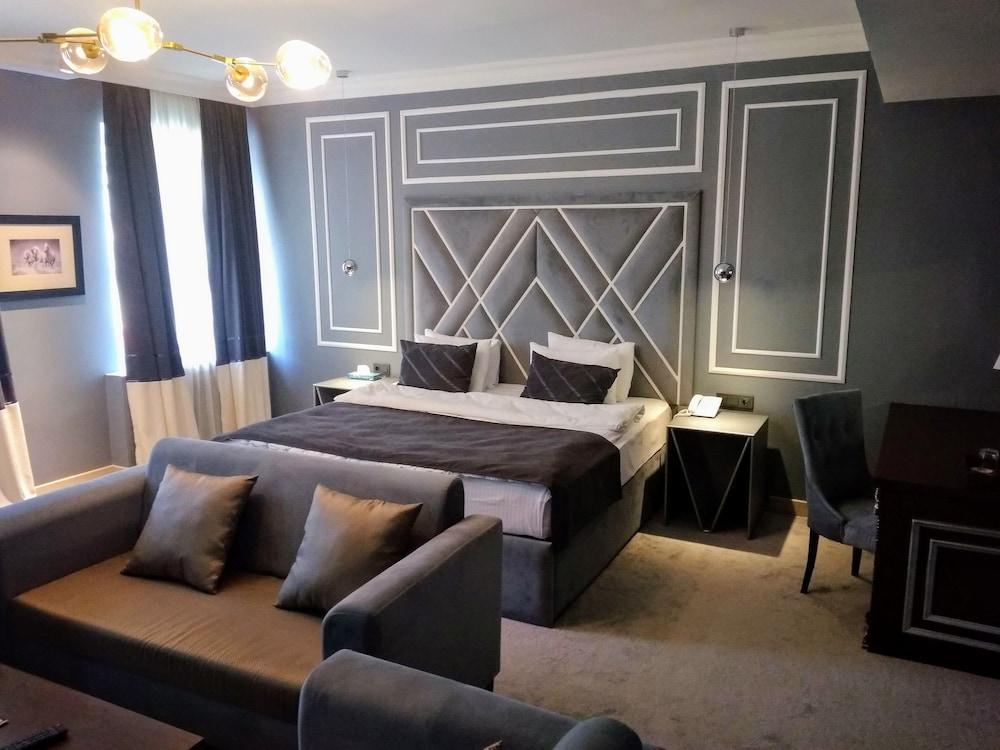 Hotel Ambassador Almaty Esterno foto