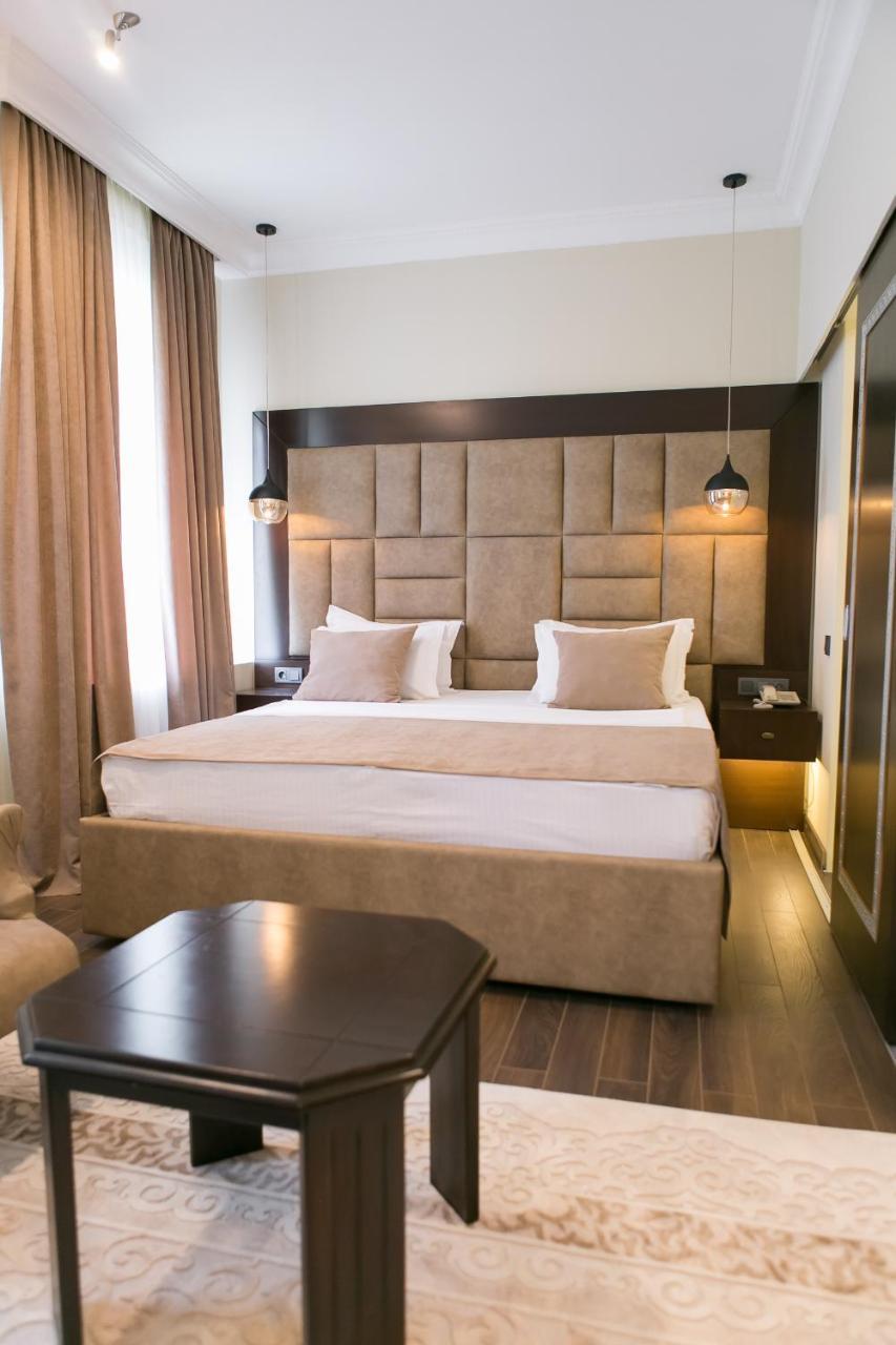 Hotel Ambassador Almaty Esterno foto