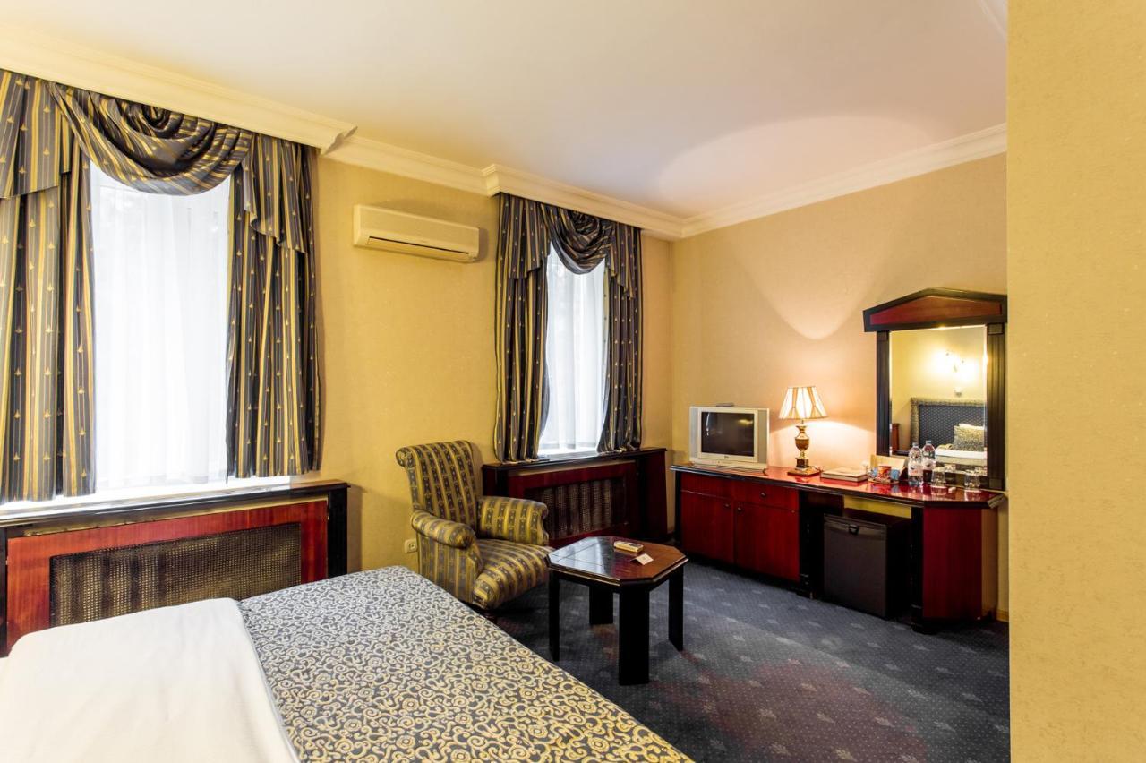 Hotel Ambassador Almaty Esterno foto