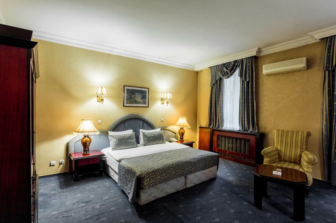 Hotel Ambassador Almaty Esterno foto